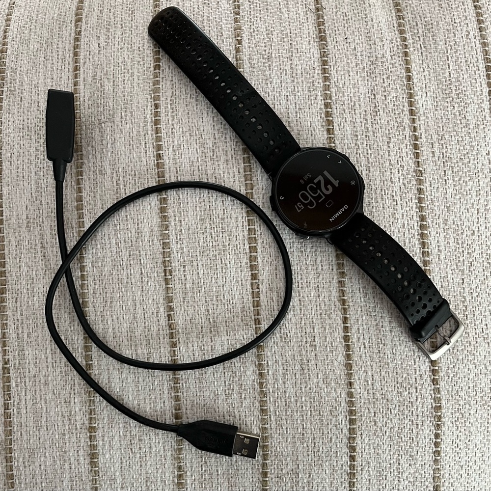 Garmin Black Smartwatch with Sleek Design and Fitness Tracking